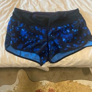 LULU LEMON SHORTS SIZE 8!